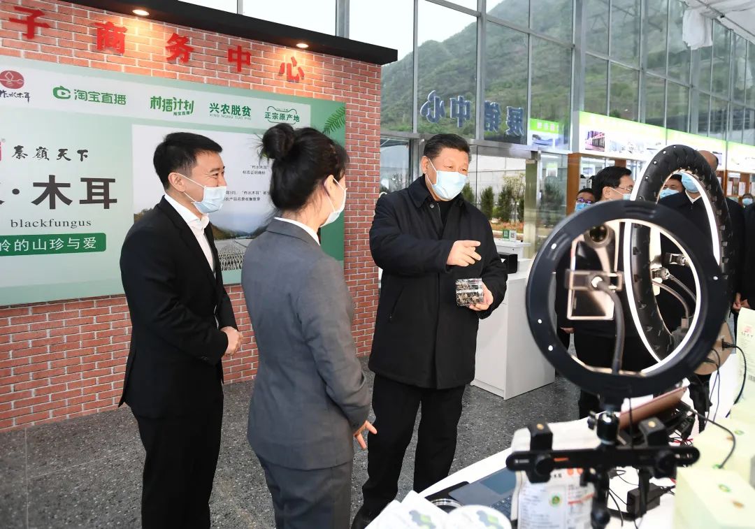 2020年4月20日，習(xí)近平在商洛市柞水縣小嶺鎮(zhèn)金米村培訓(xùn)中心，了解該村發(fā)展木耳產(chǎn)業(yè)情況。新華社記者 謝環(huán)馳 攝