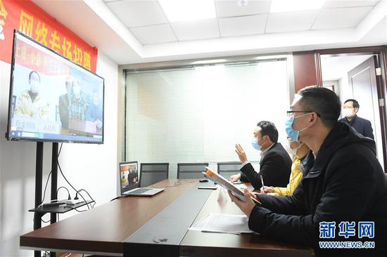  3月11日，在浙江省紹興市上虞區(qū)人社局，上虞區(qū)用人企業(yè)和四川省小金縣務(wù)工人員進行網(wǎng)絡(luò)專場招聘。新華社記者 翁忻旸 攝