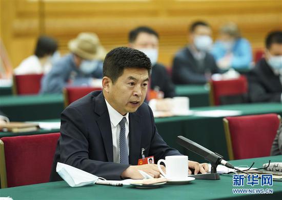 5月22日，全國人大代表費東斌參加內(nèi)蒙古代表團的審議并發(fā)言。新華社記者 黃敬文 攝